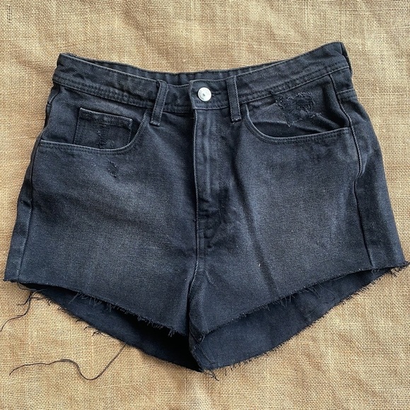 H&M Black Denim High Waisted Shorts Size 6 Distressed - Picture 2 of 7